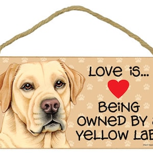 El amor es... Ser propiedad de un laboratorio amarillo (Labrador) Lindo Pawprints Corazón Perro Signo Hecho en EE.UU. Madera Colgante Signo Regalo 10 "X5" Envío GRATIS 800