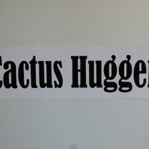 Kaktus Hugger Schwarz und Weiß Fenster Wasserflasche Auto Autoaufkleber Aufkleber 3 "x 10" UV beständig Tolles Geschenk für einen Pflanzenliebhaber KOSTENLOSER Versand