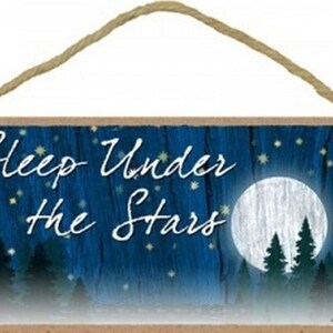 Dormir bajo las estrellas Forest Moon Stars Camping Ranch Rv Trailer Colgante Letrero de madera Made In USA Gift Home 10 &quot;X5&quot; Envío rápido gratis NUEVO D87