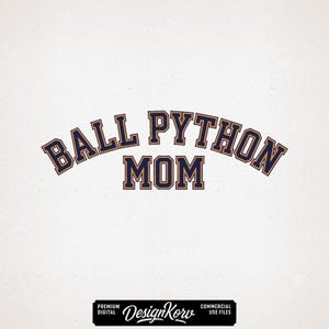 Peut inclure: Fond blanc avec l'inscription "BALL PYTHON MOM" en bleu marine et or, disposée en arc de cercle. En dessous, un rectangle noir avec le texte "PREMIUM DIGITAL DesignKorv COMMERCIAL USE FILES".