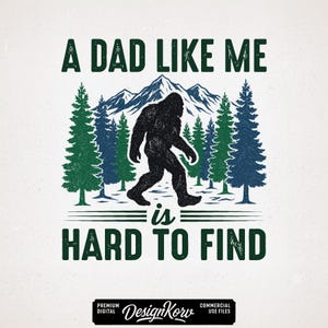 Pode incluir: Um design gráfico com uma silhueta preta de Bigfoot caminhando em frente a uma cordilheira e pinheiros. O texto diz "A DAD LIKE ME is HARD TO FIND" em verde escuro. O logotipo DesignKorv está na parte inferior.