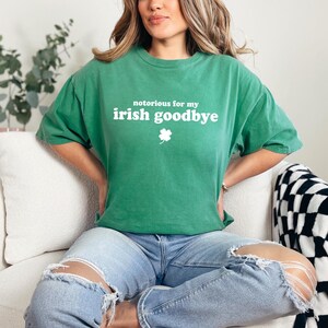 Znany z mojego irlandzkiego pożegnania Svg Png Szczęśliwa koniczyna png Irlandzki humor Irlandzki prezent na dzień Y2K Dzień Świętego Patryka Svg Irlandzka dziewczyna Zabawny Dzień Świętego Patryka
