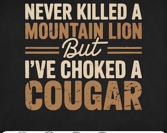 Peut inclure: Un design graphique brun et beige avec le texte "Never killed a mountain lion but I've choked a cougar". Le design est sur un fond noir. Le texte est dans une police de caractères vieillie.