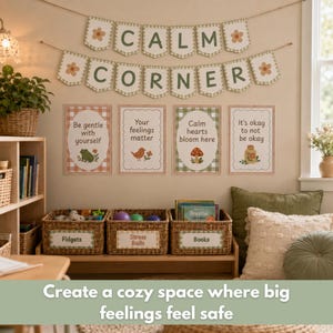 以下が含まれることがあります： CALM CORNERと書かれた2段のバナーと花の装飾がある落ち着いたコーナーの壁面装飾。4枚の額入りポスターには「Be gentle with yourself」「Your feelings matter」「Calm hearts bloom here」「It's okay to not be okay」というテキストが書かれています。