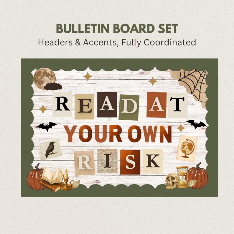 Puede incluir: Un conjunto de tabl&oacute;n de anuncios con fondo de veta de madera blanca y el texto READ AT YOUR OWN RISK. Los elementos decorativos incluyen una luna llena, telara&ntilde;a, murci&eacute;lagos, un cuervo, un libro abierto, una vela, una calavera, un reloj de arena y dos calabazas.
