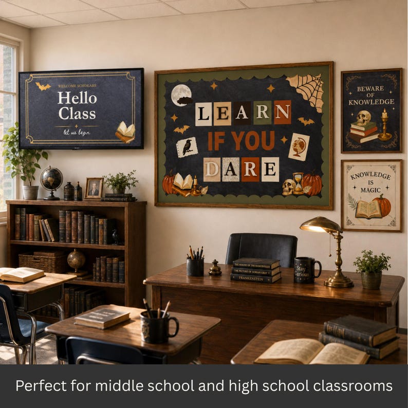 Puede incluir: Una decoraci&oacute;n de pared para aula con un p&oacute;ster rectangular grande con el texto LEARN IF YOU DARE, rodeado de ilustraciones de calabazas, una calavera, un reloj de arena, un cuervo y un globo terr&aacute;queo. Dos l&aacute;minas enmarcadas m&aacute;s peque&ntilde;as dicen BEWARE OF KNOWLEDGE y KNOWLEDGE IS MAGIC.