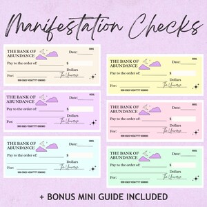 Puede incluir: Conjunto de cuatro cheques de manifestación imprimibles con un esquema de color pastel. Cada cheque presenta una luna creciente y nubes con un fondo morado, rosa, amarillo o verde. Los cheques están titulados "The Bank of Abundance" e incluyen un espacio para la fecha, la cantidad y el beneficiario. El texto "Dollars" y "The Universe" está impreso en cada cheque.