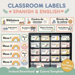 Puede incluir: Un conjunto de etiquetas bilingües para el aula en español e inglés con bordes en tonos pastel, estrellas e ilustraciones de material escolar. La colección incluye etiquetas rectangulares, circulares y un organizador negro con cajones.