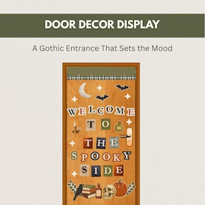 Puede incluir: Una puerta de madera decorada con letras recortadas que forman WELCOME TO THE SPOOKY SIDE. La puerta presenta pegatinas de una luna creciente, estrellas, murci&eacute;lagos, una vela, una poci&oacute;n, un cuervo, libros, una calavera y una calabaza.