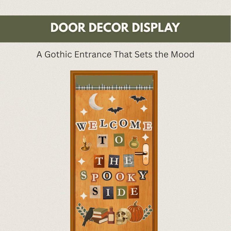 Puede incluir: Una puerta de madera decorada con letras recortadas que forman WELCOME TO THE SPOOKY SIDE. La puerta presenta pegatinas de una luna creciente, estrellas, murci&eacute;lagos, una vela, una poci&oacute;n, un cuervo, libros, una calavera y una calabaza.