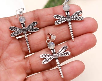 Delicado conjunto de joyas de piedra lunar arcoíris: colgante y pendientes de plata de ley 925