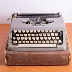 Brother vintage Typewriter - Good Working Condition - Made in Japan - 1960&#39;s