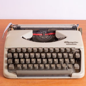 Olympia Splendid 33 - Portable Typewriter - Good Working Condition -  Vintage - 1960&#39;s - with original case