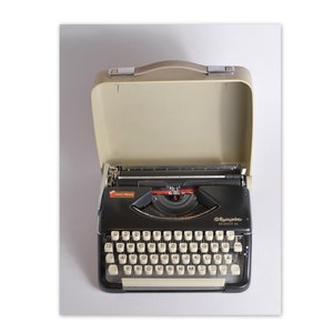 Olympia Splendid 66 - Vintage Typewriter - Superb Condition - Rare Black Color - 1960&#39;s - Portable
