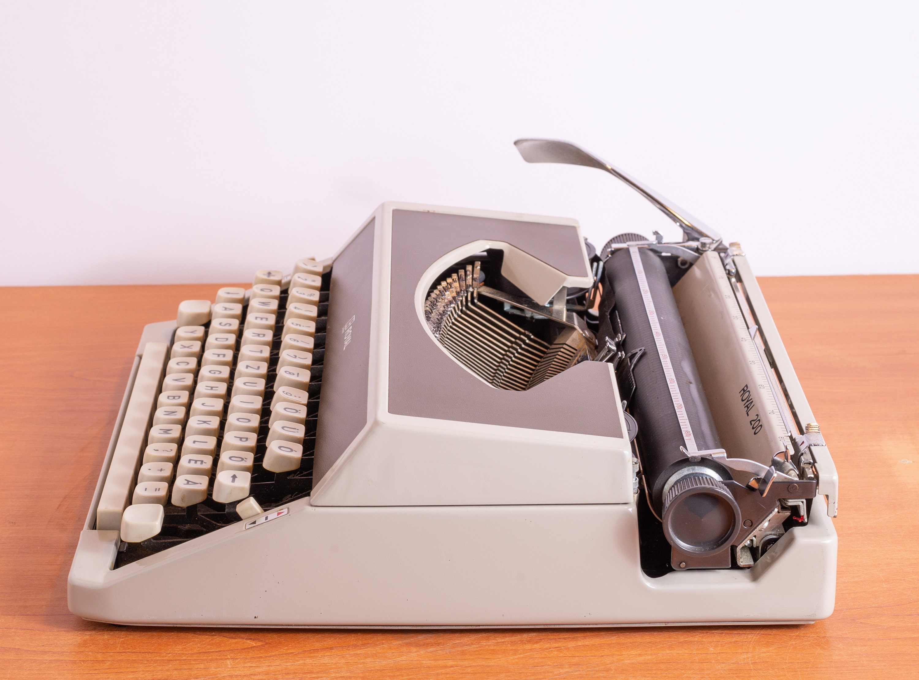 Royal 200 Litton - Portable Typewriter - Made in Japan - Tested