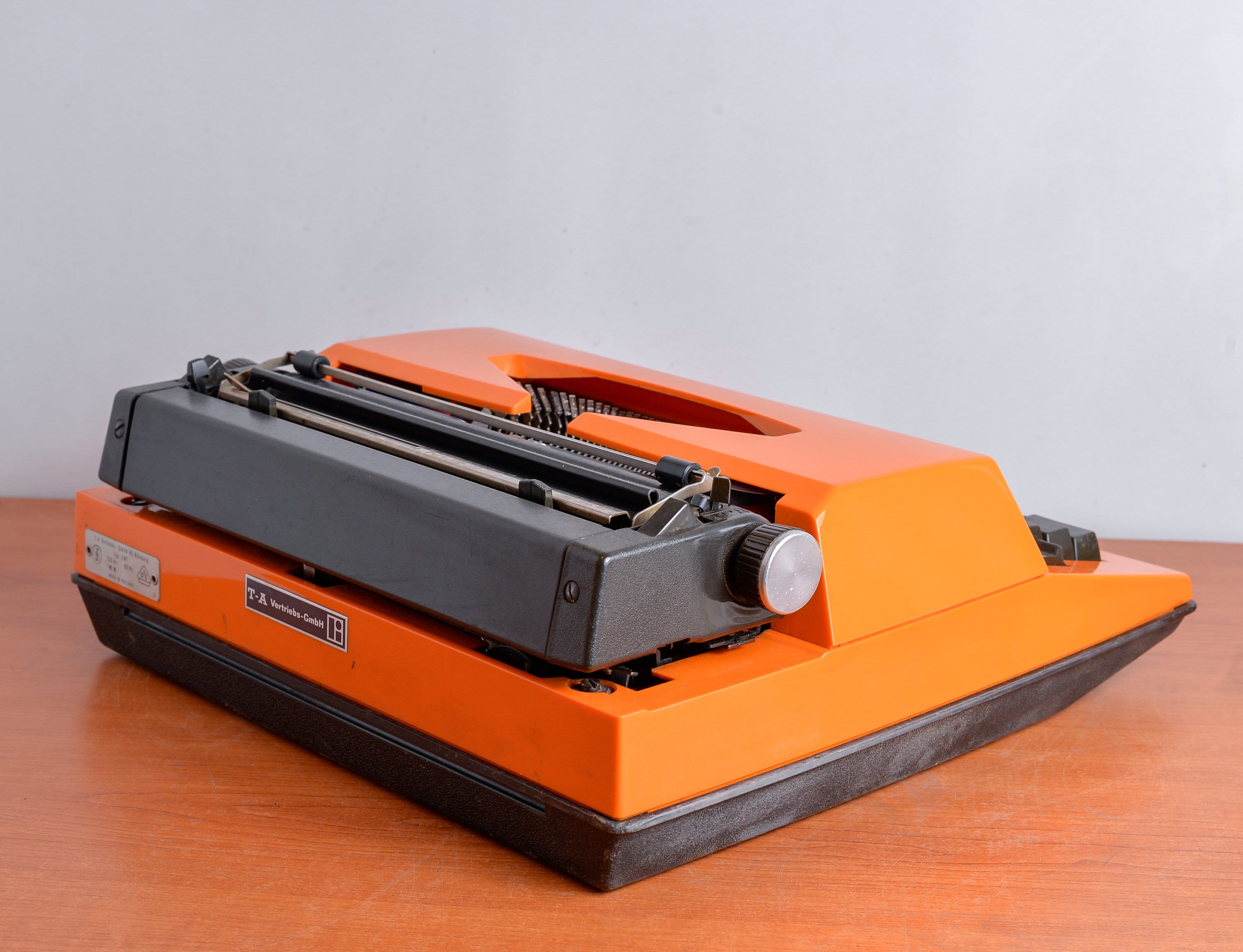 Adler Triumph Gabrielle 2000 - Electric - Vintage Typewriter