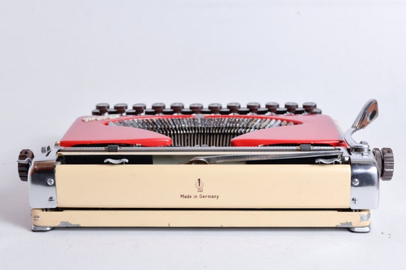 Groma Kolibri Typewriter - Great Working Condition - Beige