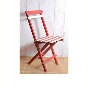 Vintage Beach Chair - 1940&#39;s - Great Decorative Item - Red & White color - Foldable