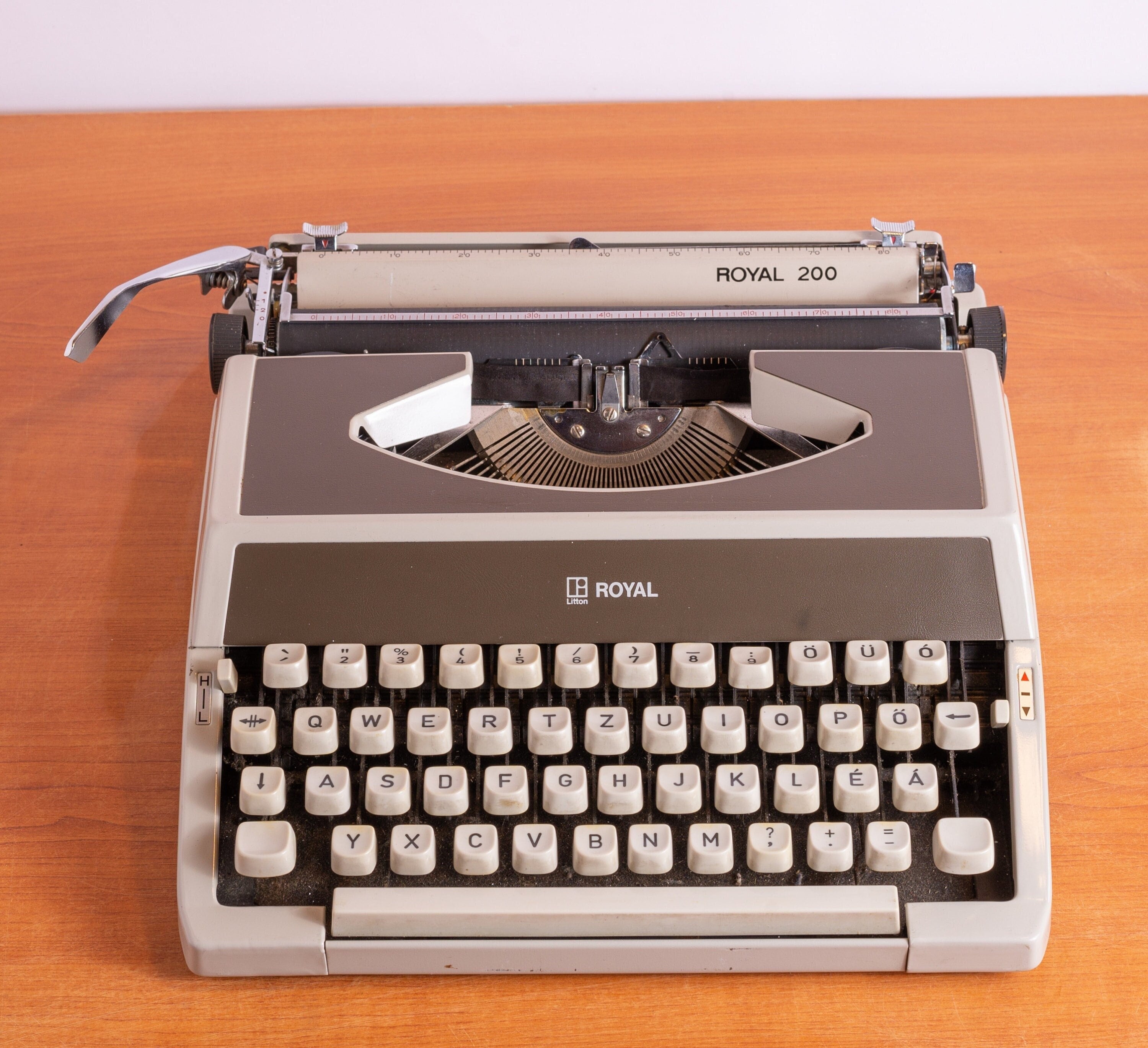 ロイヤル POYAL ポータブルタイプライター200 Royal 200 Litton - Portable Typewriter - Made in Japan