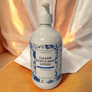 Könnte beinhalten: Weiße Flasche Tallow Hand & Body Lotion von Dutch Heritage Cosmetics. Das Etikett zeigt blaue Blumenmuster und das Wort "Unscented". Die Flasche enthält 500 ml Lotion und hat einen weißen Pumpspender.