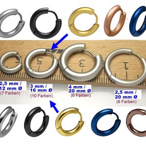 Könnte beinhalten: Ein Set mit sechs Creolen in verschiedenen Größen und Farben, darunter Silber, Schwarz, Gold, Blau und Roségold. Die Creolen werden auf einem Holzlineal mit Millimeter-Maßen gezeigt. Der Text auf dem Lineal lautet "2,5 mm / 12 mm Ø (7 Farben)", "3 mm / 16 mm Ø (10 Farben)", "4 mm / 20 mm Ø (6 Farben)" und "2,5 mm / 20 mm Ø (6 Farben)".