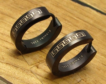 Orecchini a cerchio Kikuchi, nero opaco, oro, argento lucido, greco, 13 mm / 4 mm, orecchini a perno in acciaio inossidabile, Huggie - Italia