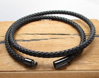 Collier ras-de-cou en cuir de veau tressé à six brins (Ø 6 mm), fermoir en acier inoxydable noir, unisexe.