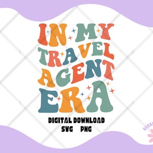 Peut inclure: Un design graphique coloré avec le texte "In My Travel Agent Era" dans un style de police rétro. Le texte est en différentes couleurs, notamment orange, jaune, bleu, vert et rouge. Le design comprend de petits accents d'étoiles.