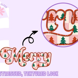 Op de afbeelding: Een retro-stijl grafische afbeelding met het woord "Merry" in een verweerde, getextureerde lettertype. De letters zijn gevuld met een roze en wit geblokt patroon en groene kerstbomen. De achtergrond is lichtpaars met een geblokt patroon.