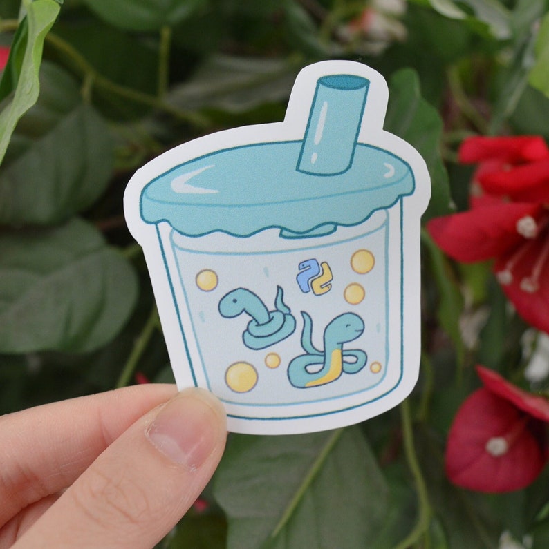 K&ouml;nnte beinhalten: Ein Aufkleber mit einem blauen und wei&szlig;en Boba-Tee-Becher mit einem Strohhalm. Der Becher ist mit Boba-Perlen und drei gr&uuml;nen und gelben Schlangen gef&uuml;llt.
