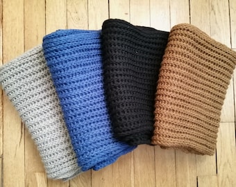 Longue écharpe tricotée à la main en 100% laine, prête à être expédiée