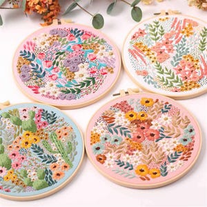 Flower Embroidery Kit For Beginners, Easy Beginner Hand Embroidery Design, Botanical embroidery pattern, Floral Art Kit with Hoop