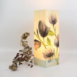 Lampada di carta giapponese, decorazione domestica giapponese. Lampada da tavolo moderna in carta riciclata con fiori stampati, regalo in stile giapponese. Illuminazione giapponese