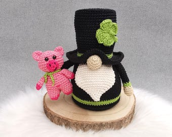 Gnomo deshollinador – Patrón de crochet en PDF en alemán para un gnomo amuleto de la suerte con un cerdo de la suerte