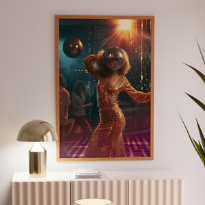 Impresión de fiesta de los años 70 con chica bailando discoteca, decoración retro divertida, arte de pared femenino con cabeza de bola de discoteca, impresión de moda de los años 70, póster vintage estético