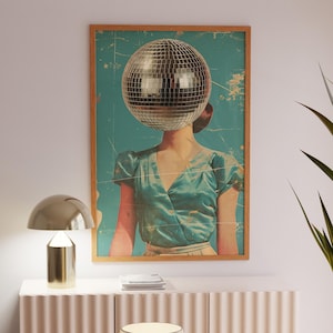Impresión vintage de mujer con cabeza de bola de discoteca de los años 70, impresión vintage de mujer de fiesta de los años 70, decoración retro funky, arte de pared estético vintage de los años 70, póster de bola de espejos