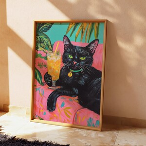 Póster retro de gato negro con cóctel, decoración de habitación preppy, póster maximalista de gato, arte estético tropical, decoración colorida para el hogar, arte mural moderno.