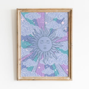 Pu&ograve; includere: Una stampa incorniciata con un design psichedelico che presenta un sole blu con un viso con gli occhi chiusi circondato da nuvole e stelle in tonalit&agrave; di viola, rosa e blu.