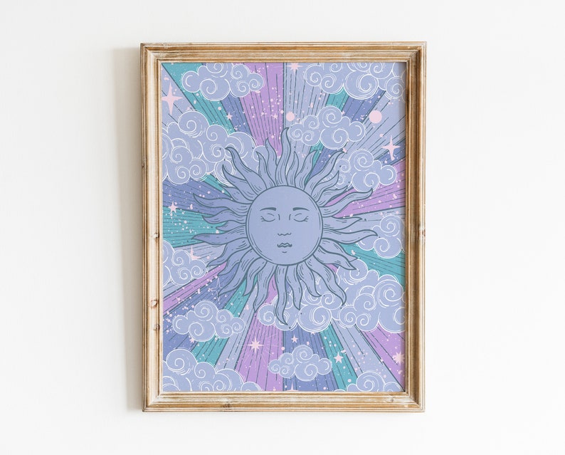 Pu&ograve; includere: Una stampa incorniciata con un design psichedelico che presenta un sole blu con un viso con gli occhi chiusi circondato da nuvole e stelle in tonalit&agrave; di viola, rosa e blu.