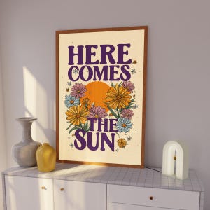 Impresión floral retro "Here Comes The Sun", póster de verano vibrante, arte mural de margaritas, decoración con frase "Sun Sunshine", póster tipográfico, decoración vintage de los años 70