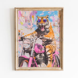 Tiger auf Motorrad Digitaler Wandkunstdruck, wildes Plakat, trendiges Dopamin-Dekor-Plakat, maximalistische bunte Wandkunst, druckbare Kunstdruck