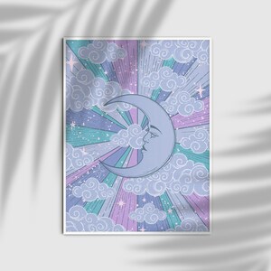 Pu&ograve; includere: Una luna crescente con un viso, circondata da nuvole e stelle, in stile retr&ograve; con una tavolozza di colori pastello rosa, viola, blu e verde.