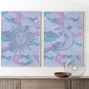 Pu&ograve; includere: Due stampe incorniciate con un tema celeste. La stampa a sinistra presenta un sole con un viso e raggi, mentre la stampa a destra presenta una luna crescente con un viso. Entrambe le stampe hanno uno schema di colori viola, rosa e blu con nuvole e stelle.
