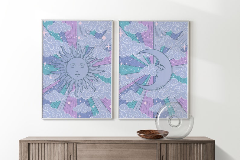 Pu&ograve; includere: Due stampe incorniciate con un tema celeste. La stampa a sinistra presenta un sole con un viso e raggi, mentre la stampa a destra presenta una luna crescente con un viso. Entrambe le stampe hanno uno schema di colori viola, rosa e blu con nuvole e stelle.