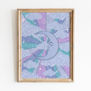 Pu&ograve; includere: Una stampa incorniciata con un viso di luna crescente circondato da nuvole e stelle in tonalit&agrave; di viola, blu e verde.