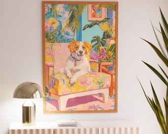 Puede incluir: Una pintura enmarcada de un perro sentado en un sillón floral rosa y amarillo. El perro es blanco con manchas marrones y lleva un collar con una etiqueta. El fondo es una escena tropical colorida con palmeras y flores.