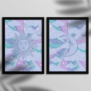 Pu&ograve; includere: Due stampe incorniciate con un tema celeste. La prima stampa presenta un sole con un viso e raggi, circondato da nuvole e stelle. La seconda stampa presenta una luna crescente con un viso, circondata da nuvole e stelle. Entrambe le stampe hanno uno schema di colori pastello.