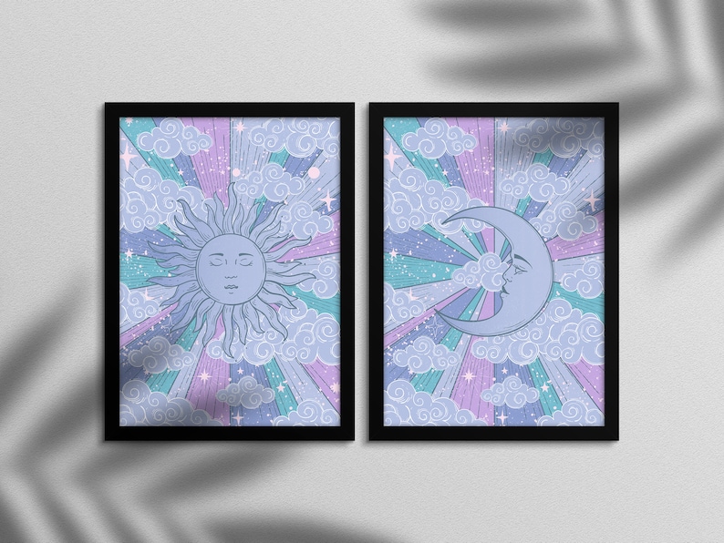 Pu&ograve; includere: Due stampe incorniciate con un tema celeste. La prima stampa presenta un sole con un viso e raggi, circondato da nuvole e stelle. La seconda stampa presenta una luna crescente con un viso, circondata da nuvole e stelle. Entrambe le stampe hanno uno schema di colori pastello.