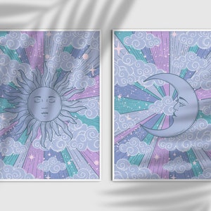 Pu&ograve; includere: Due stampe color pastello con disegni celesti. La prima stampa presenta un sole con un viso e raggi, circondato da nuvole e stelle. La seconda stampa presenta una luna crescente con un viso, circondata da nuvole e stelle.