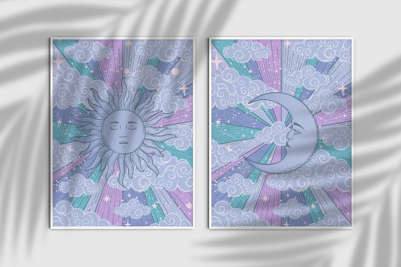 Pu&ograve; includere: Due stampe color pastello con disegni celesti. La prima stampa presenta un sole con un viso e raggi, circondato da nuvole e stelle. La seconda stampa presenta una luna crescente con un viso, circondata da nuvole e stelle.